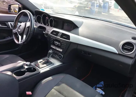 2014 Mercedes-Benz C 250 z USA, uszkodzony, nr VIN WDDGJ4HB9EG289201